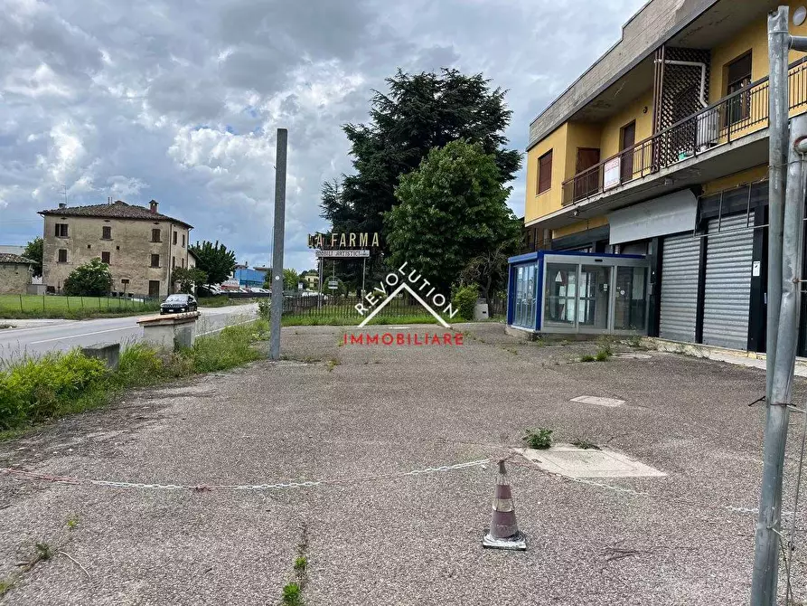 Immagine 39 di Negozio in vendita  in Via Biturgense a Città Di Castello