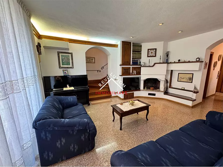 Immagine 3 di Villa in vendita  in Via della Martinella a Passignano Sul Trasimeno