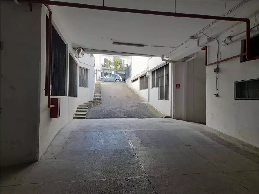 Immagine 8 di Garage in vendita  a Bitonto