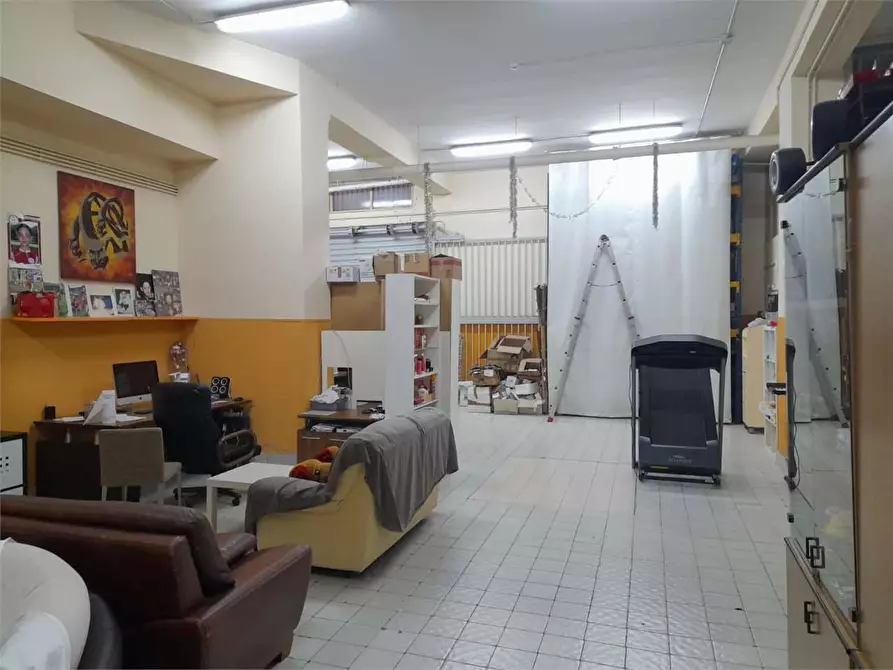 Immagine 9 di Garage in vendita  a Bitonto