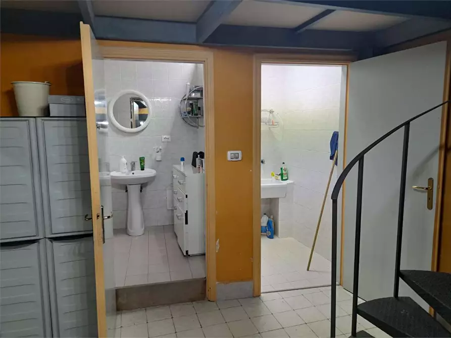 Immagine 11 di Garage in vendita  a Bitonto