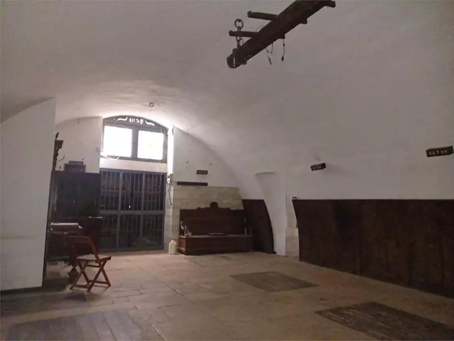 Immagine 21 di Negozio in affitto  a Bitonto