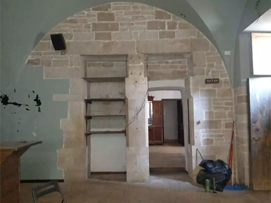 Immagine 26 di Negozio in affitto  a Bitonto