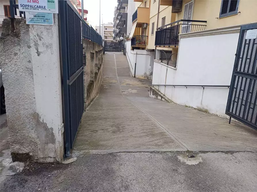 Immagine 2 di Garage in vendita  a Bitonto