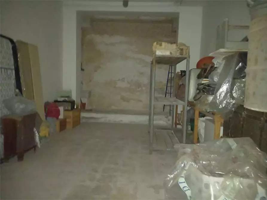Immagine 14 di Garage in vendita  a Bitonto