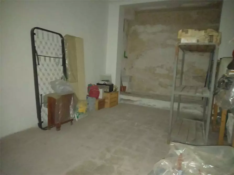 Immagine 15 di Garage in vendita  a Bitonto