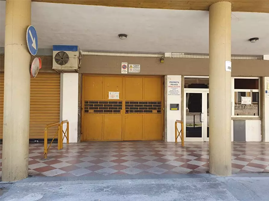 Immagine 2 di Garage in vendita  a Bitonto