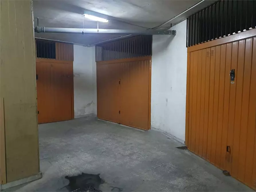 Immagine 8 di Garage in vendita  a Bitonto