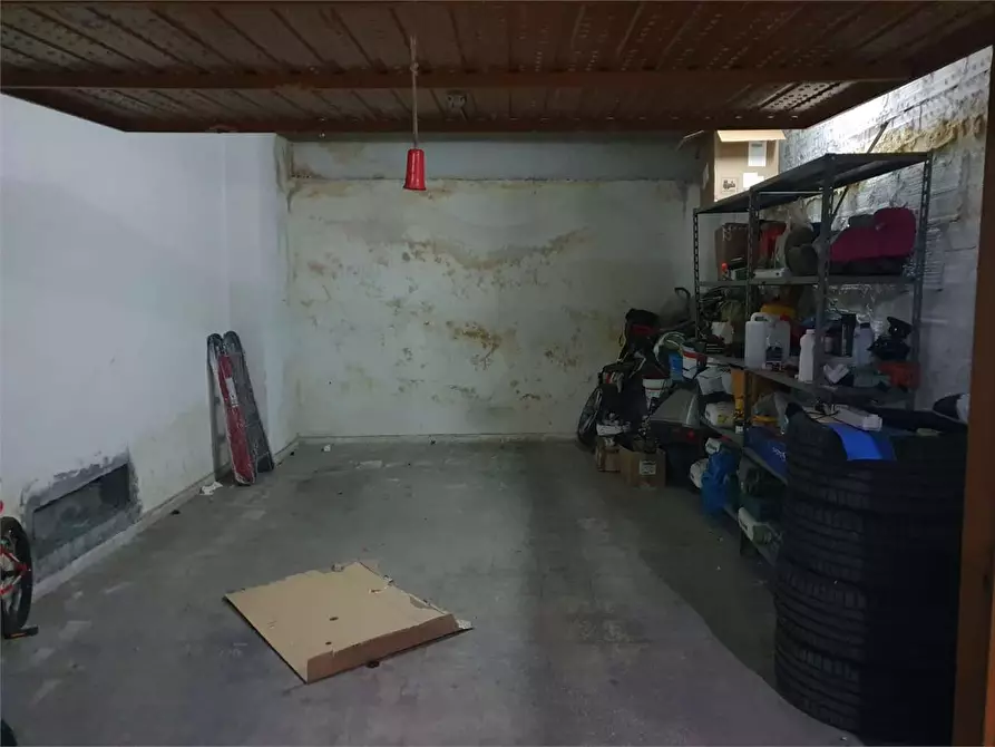 Immagine 10 di Garage in vendita  a Bitonto