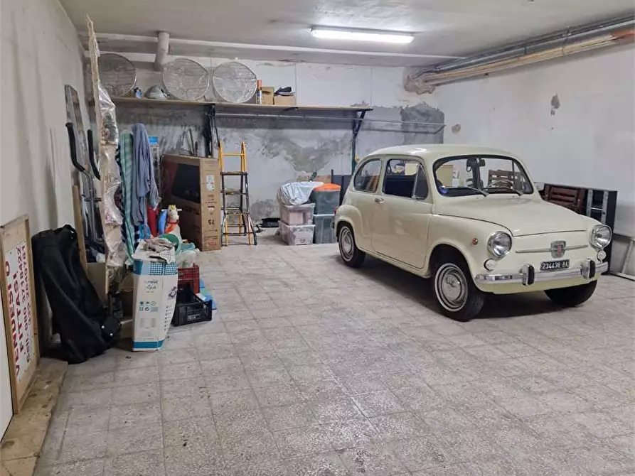 Immagine 1 di Garage in vendita  a Bitonto