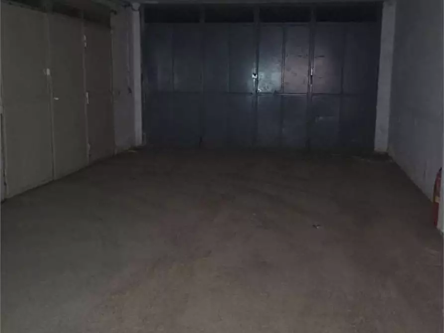Immagine 2 di Garage in vendita  a Bitonto
