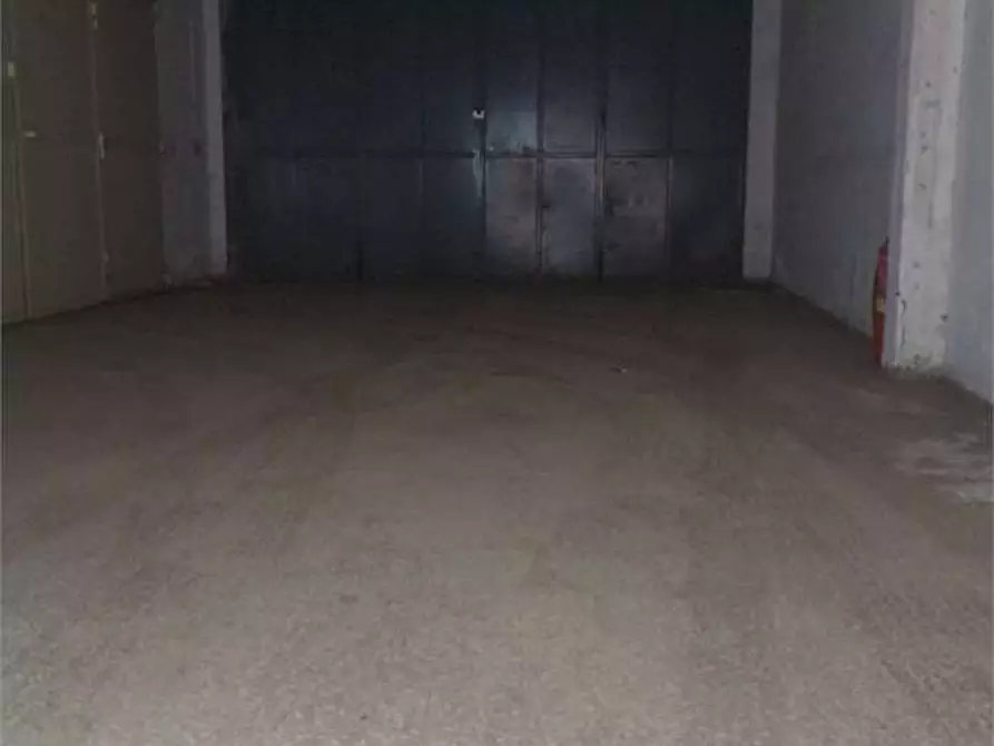 Immagine 5 di Garage in vendita  a Bitonto