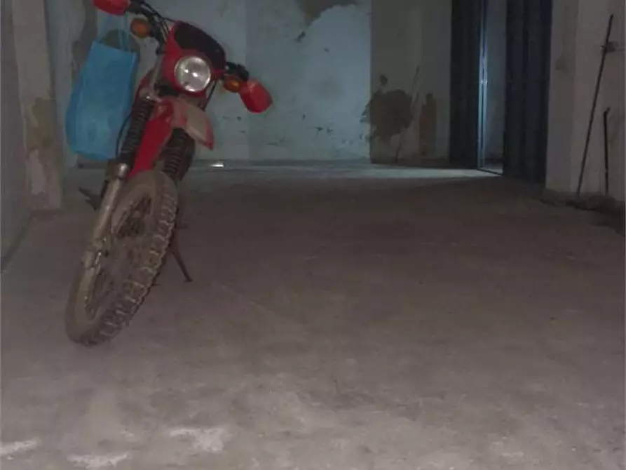 Immagine 9 di Garage in vendita  a Bitonto