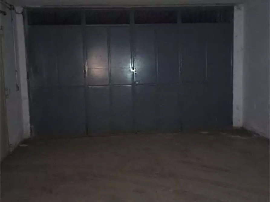 Immagine 11 di Garage in vendita  a Bitonto