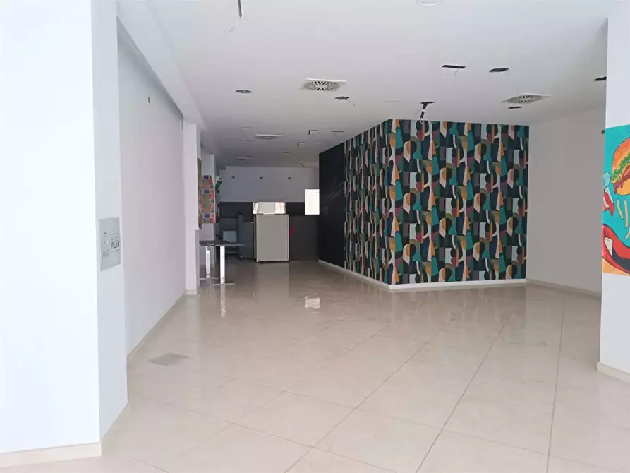 Immagine 2 di Negozio in affitto  a Bitonto