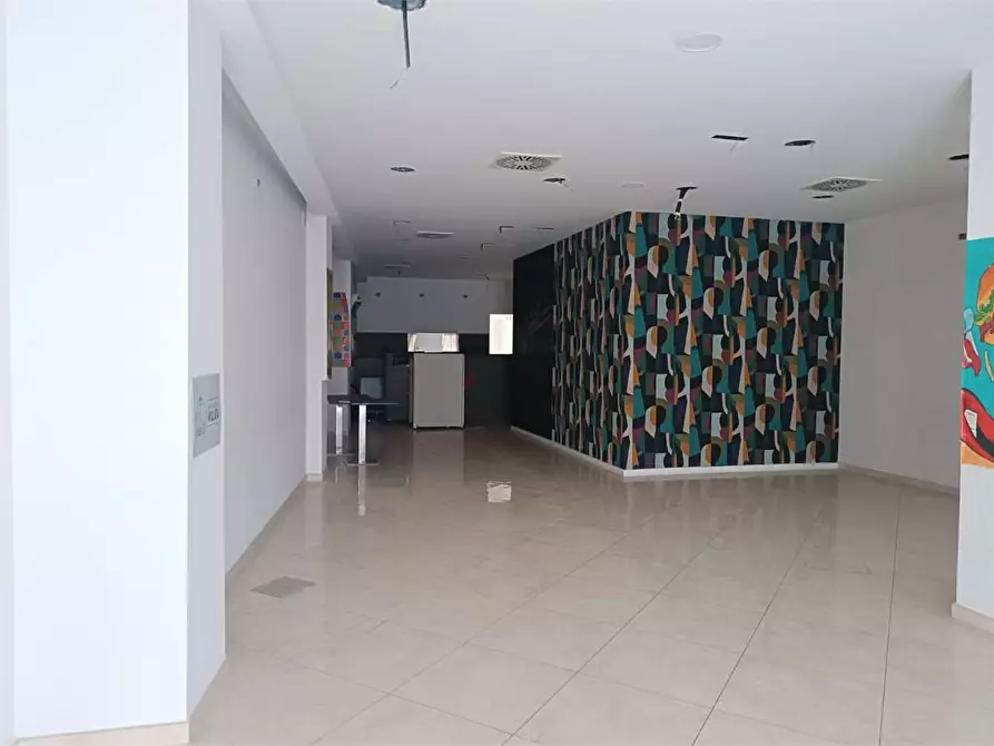 Immagine 3 di Negozio in affitto  a Bitonto
