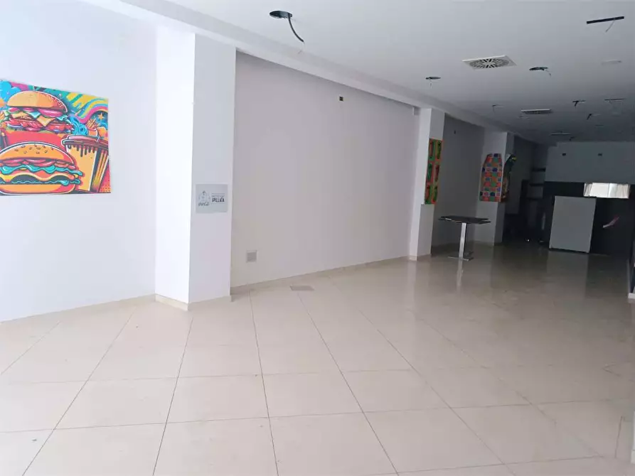 Immagine 4 di Negozio in affitto  a Bitonto