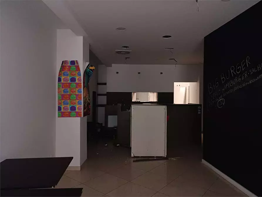 Immagine 5 di Negozio in affitto  a Bitonto