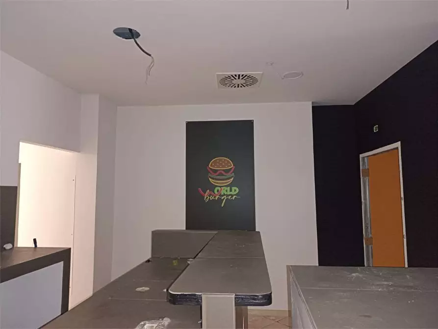 Immagine 8 di Negozio in affitto  a Bitonto