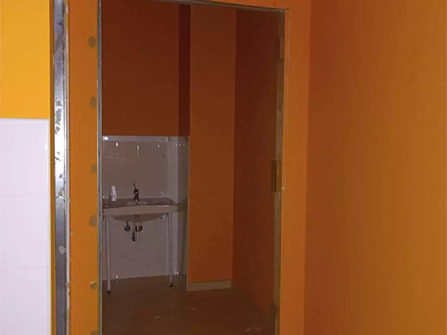 Immagine 9 di Negozio in affitto  a Bitonto