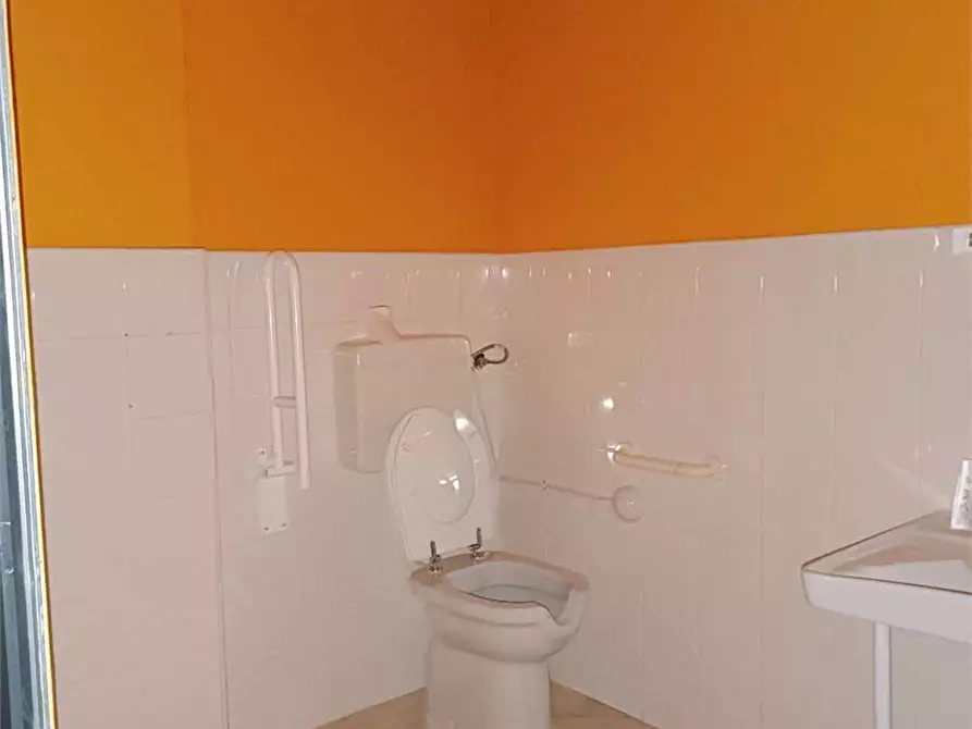 Immagine 10 di Negozio in affitto  a Bitonto