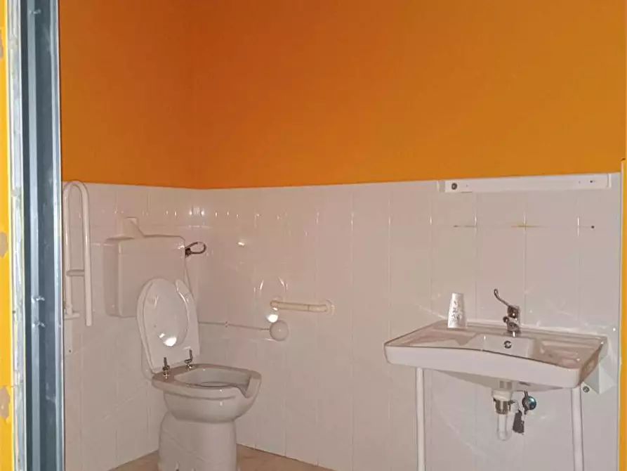 Immagine 11 di Negozio in affitto  a Bitonto