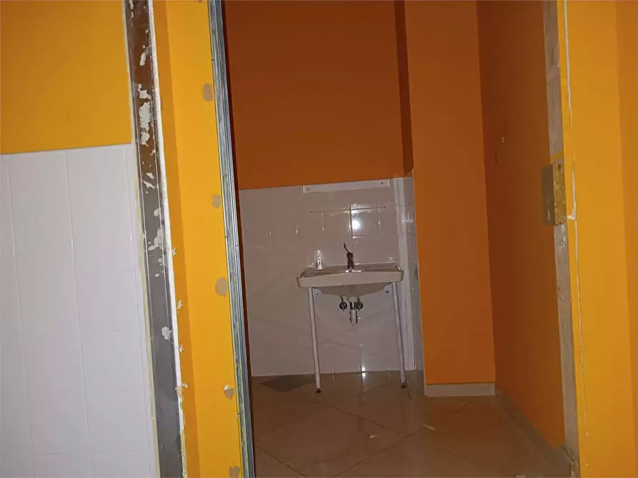 Immagine 12 di Negozio in affitto  a Bitonto