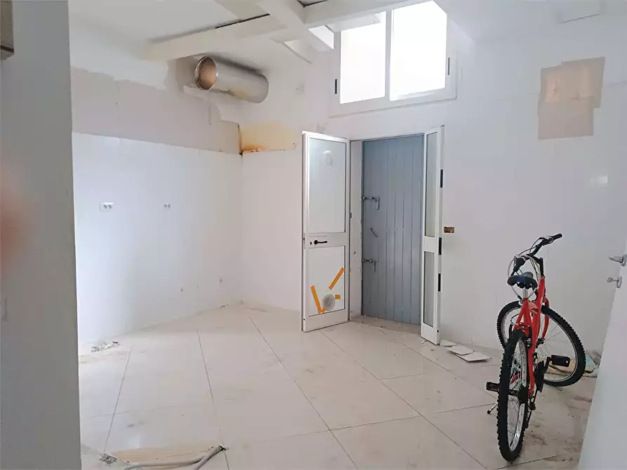 Immagine 13 di Negozio in affitto  a Bitonto