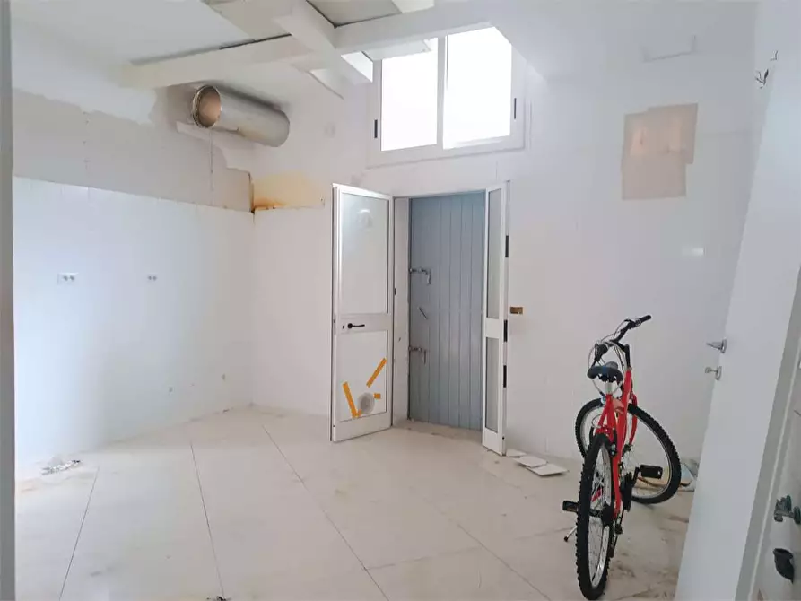 Immagine 14 di Negozio in affitto  a Bitonto