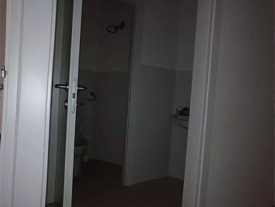 Immagine 15 di Negozio in affitto  a Bitonto