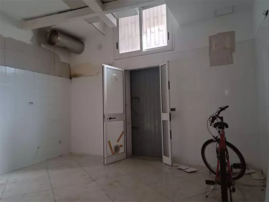 Immagine 16 di Negozio in affitto  a Bitonto