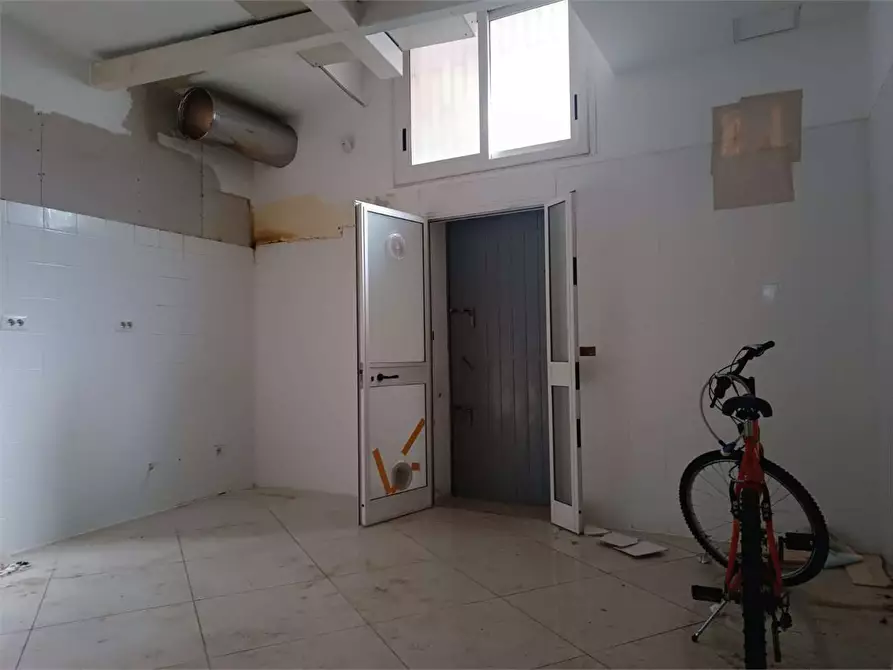 Immagine 17 di Negozio in affitto  a Bitonto