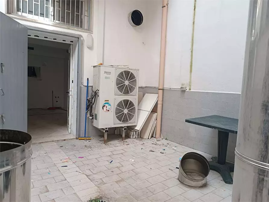 Immagine 18 di Negozio in affitto  a Bitonto