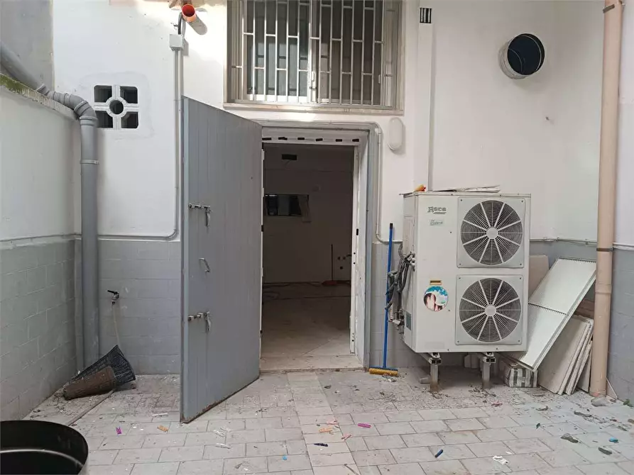 Immagine 19 di Negozio in affitto  a Bitonto