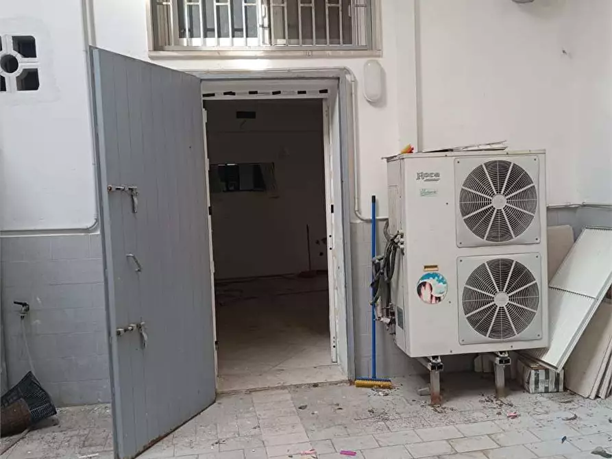 Immagine 20 di Negozio in affitto  a Bitonto