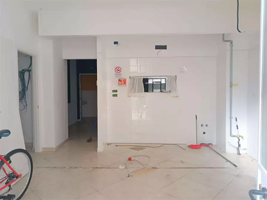 Immagine 21 di Negozio in affitto  a Bitonto