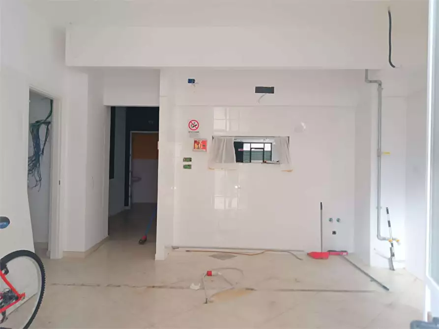 Immagine 22 di Negozio in affitto  a Bitonto