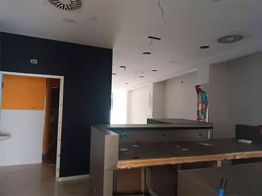 Immagine 23 di Negozio in affitto  a Bitonto