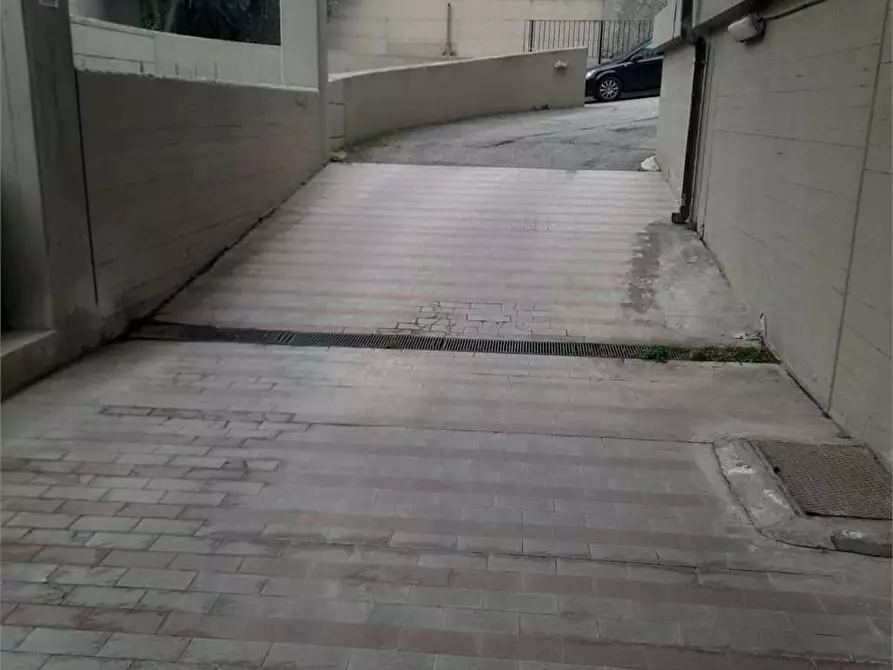 Immagine 1 di Garage in vendita  a Bari