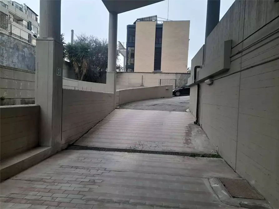 Immagine 2 di Garage in vendita  a Bari