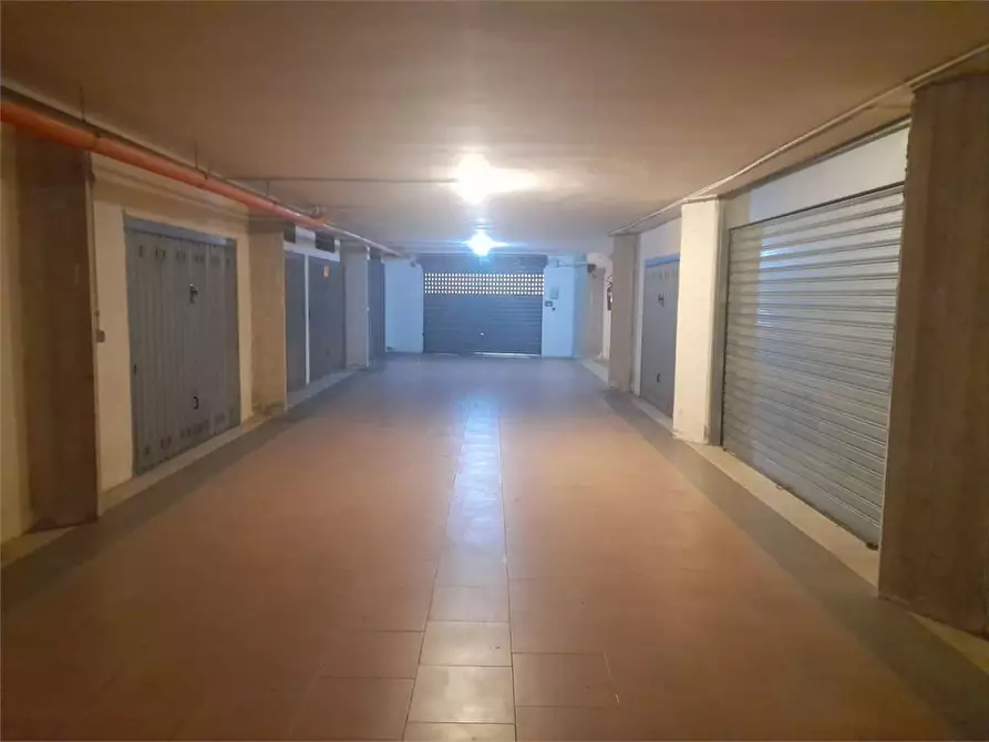 Immagine 4 di Garage in vendita  a Bari