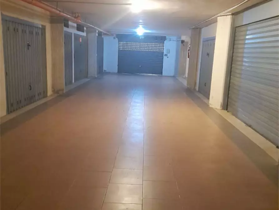 Immagine 5 di Garage in vendita  a Bari