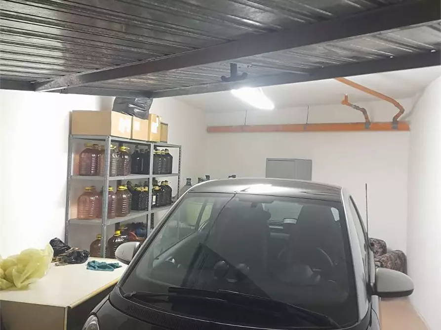 Immagine 7 di Garage in vendita  a Bari