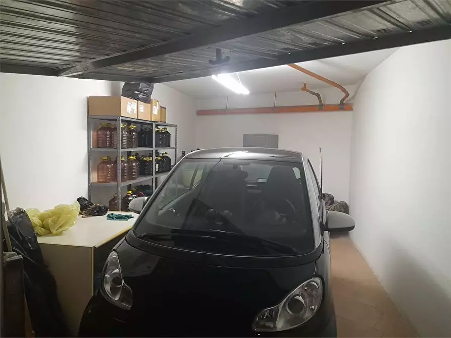 Immagine 8 di Garage in vendita  a Bari