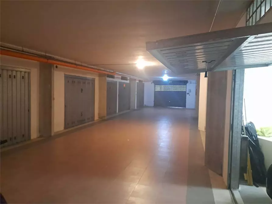 Immagine 9 di Garage in vendita  a Bari