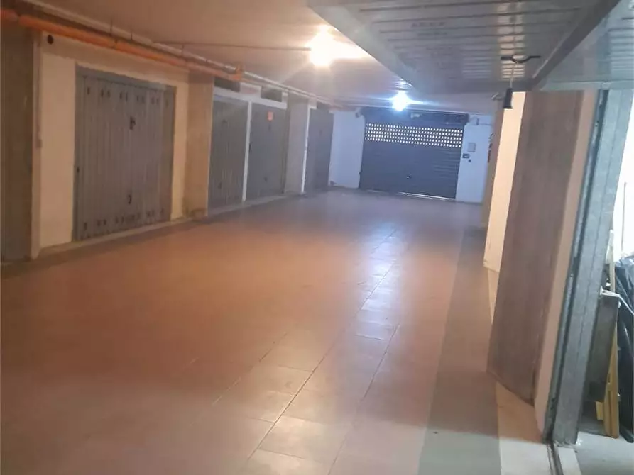 Immagine 10 di Garage in vendita  a Bari
