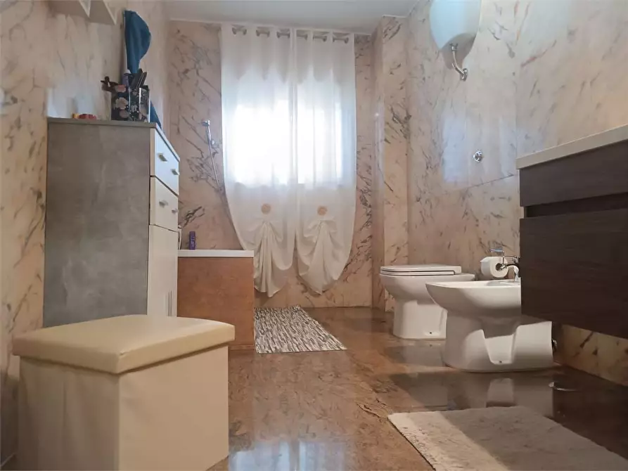 Immagine 35 di Trilocale in vendita  a Bitonto