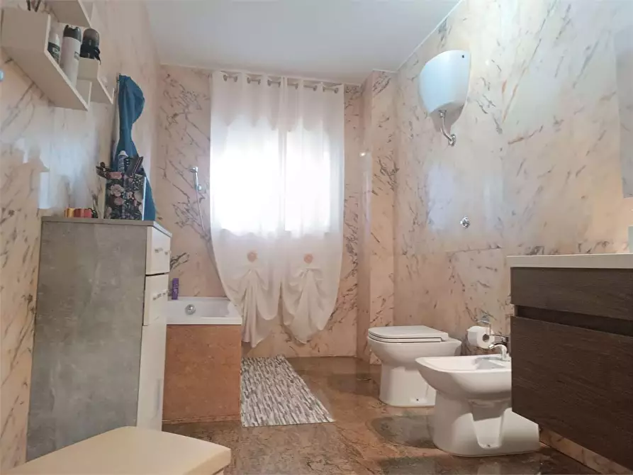 Immagine 36 di Trilocale in vendita  a Bitonto