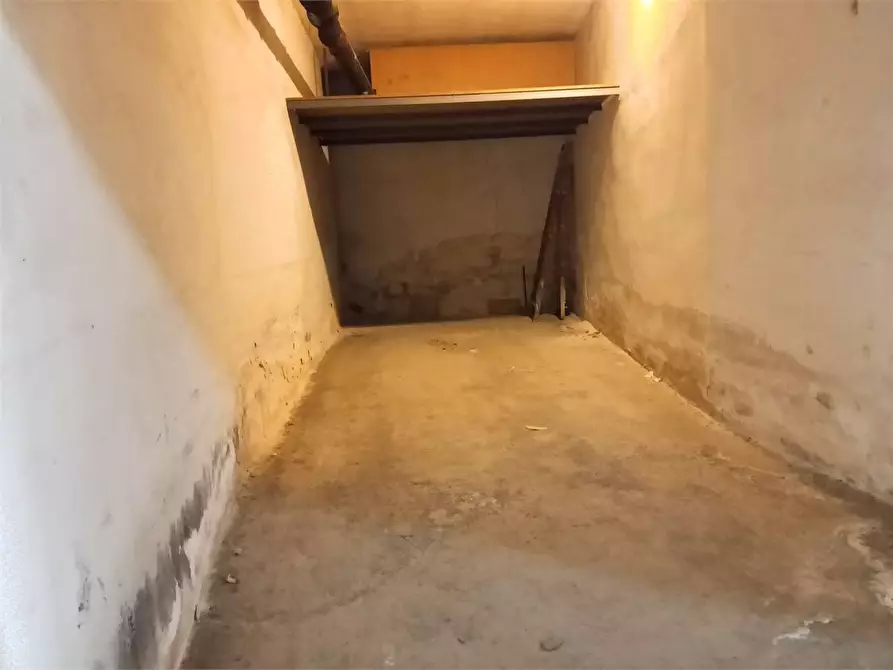 Immagine 1 di Garage in vendita  a Bitonto