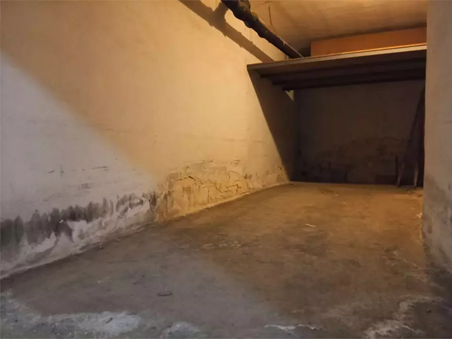 Immagine 2 di Garage in vendita  a Bitonto